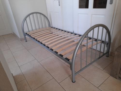 Grijs metalen 1 persoons bed 90 x 200 ( in goede staat )