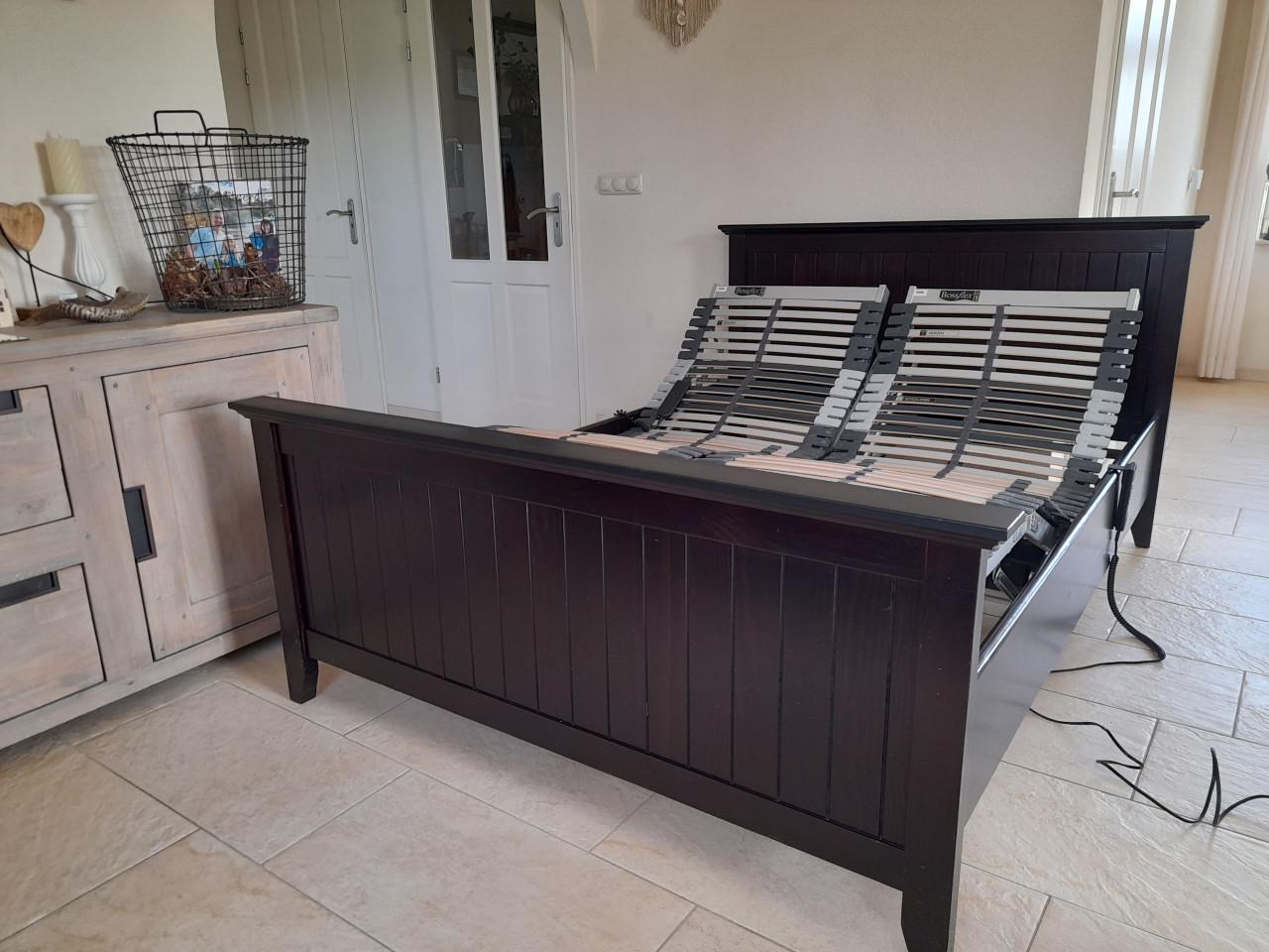 140 x 200 Bed met bossflex elektrisch verstelbare lattenbodems ( i.g.st. )