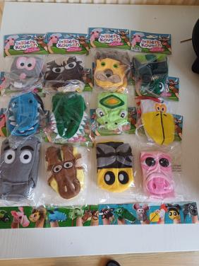 12 sokken / handpoppen p.s 1,50 alle 12voor 12,00
