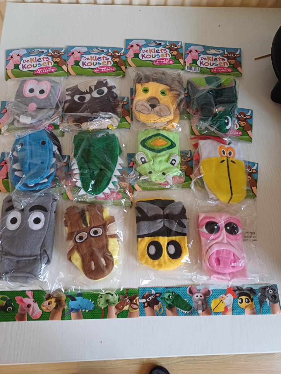 12 sokken / handpoppen p.s 1,50 alle 12voor 12,00