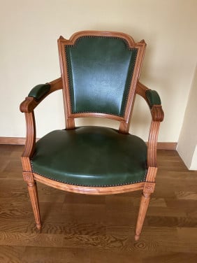Antieke stoel met groen leder
