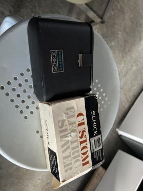 Vintage Schick elektrisch scheerapparaat model 209 complete set.