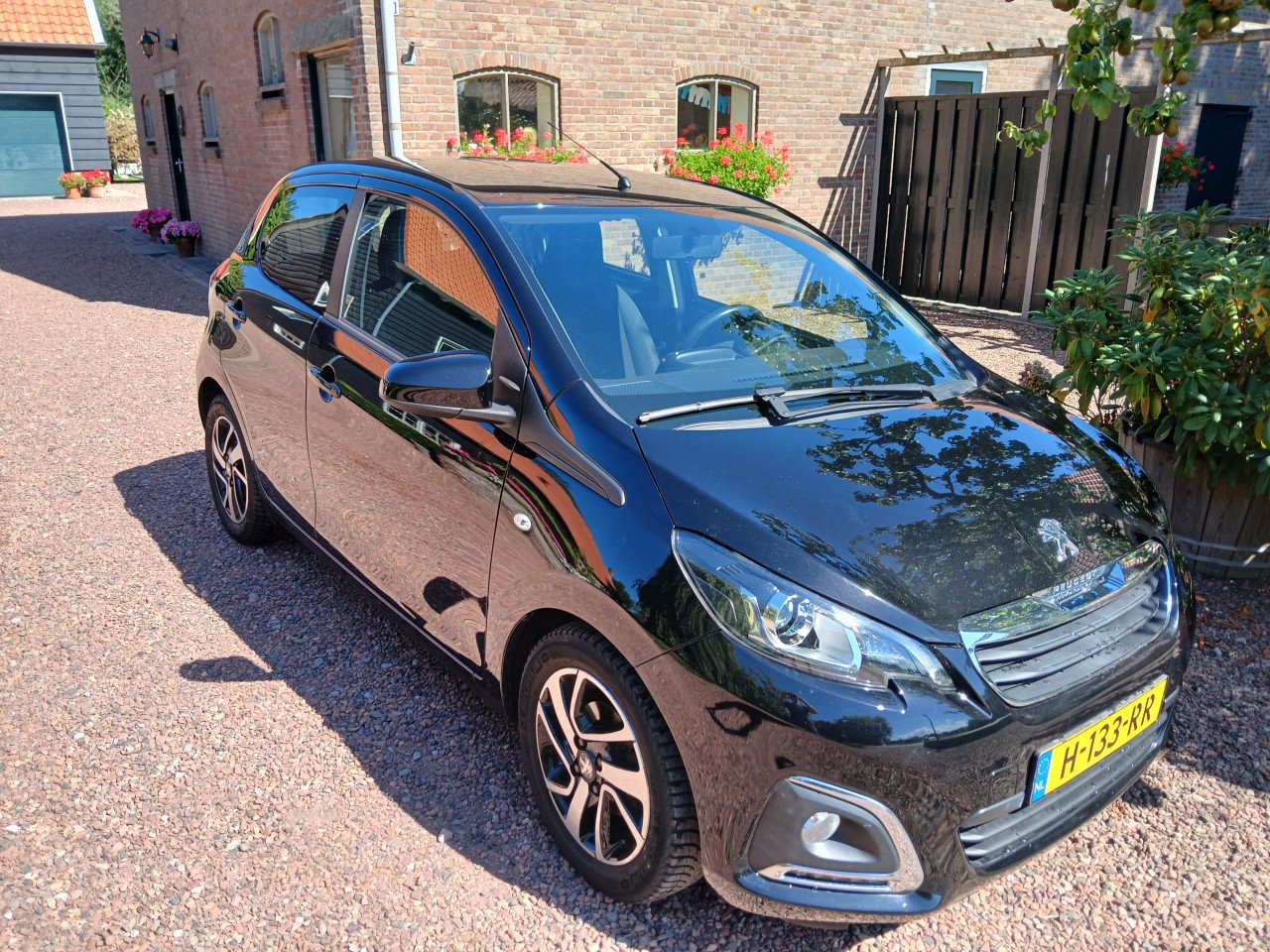 Peugeot 108 5 drs zwart met ecc