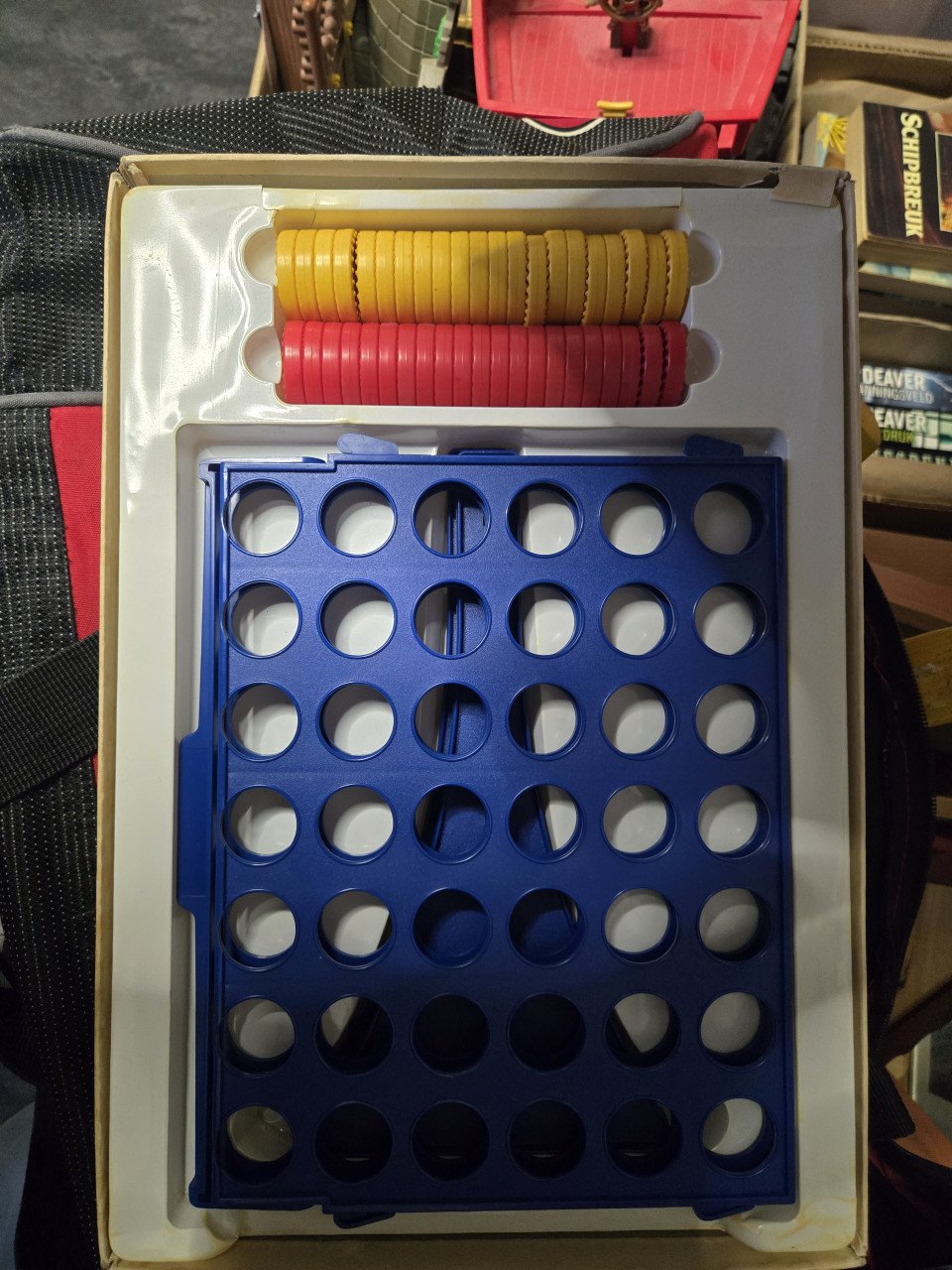 Spel: Vier op een rij. Doos beschadigd, maar helemaal compleet