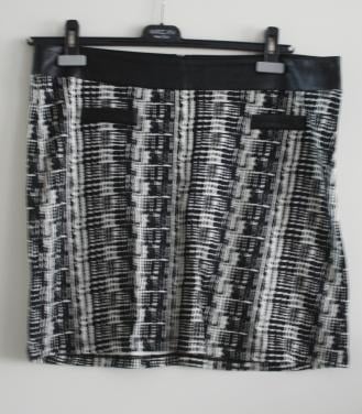 Zwart witte rok  maat 42