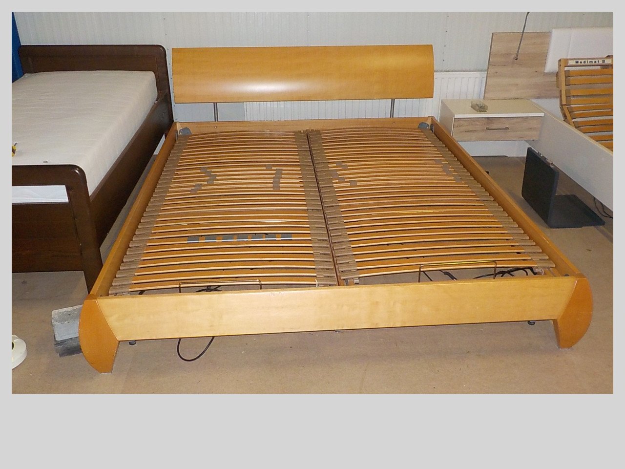 Mooie kwaliteit ledikant 210 x 180 cm met 2 elektrische bodems extra lang