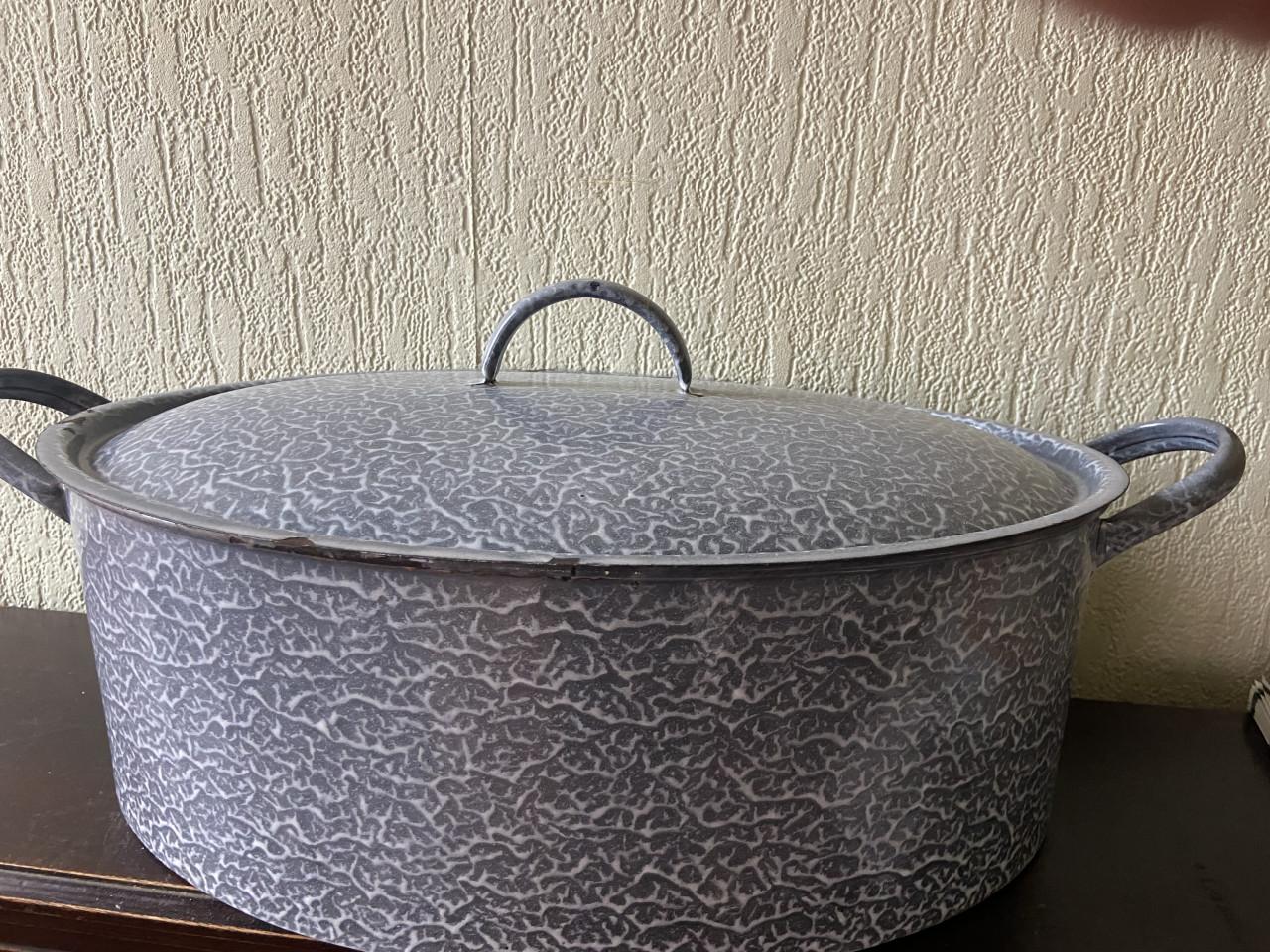 Collectie grijs gewolkte emaille pannen / vintage keukengoed.