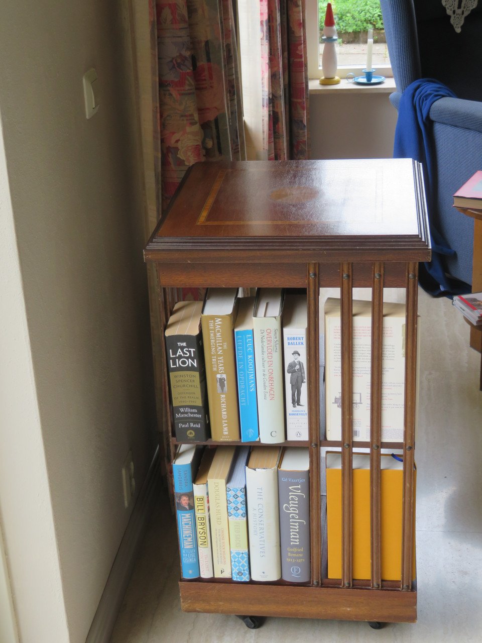 Boekenmolen; boekenkastje, draaibaar.