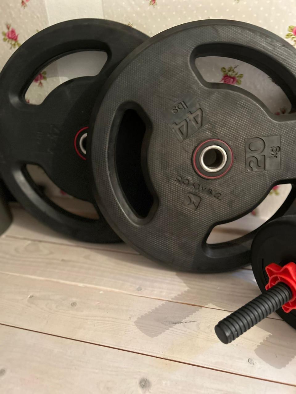 Halterbank met haltergewichten, rubber tegels en magnesium