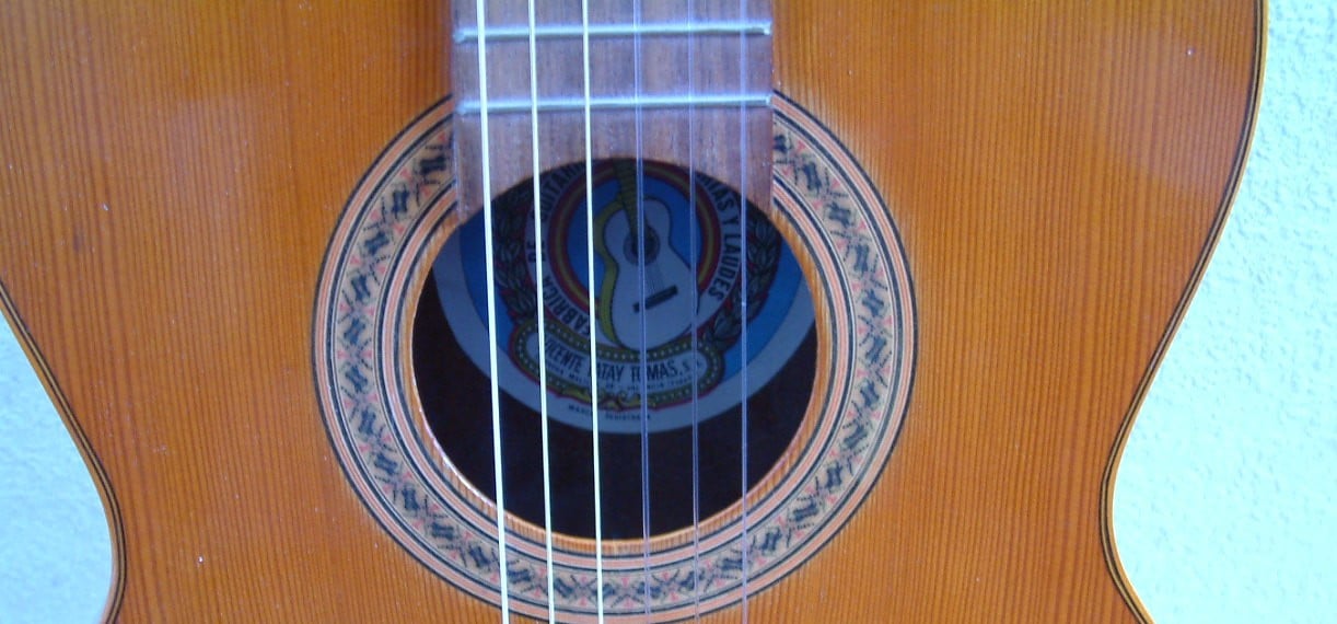 Goede oudere klassieke gitaar   Spaanse gitaar  met nog de sleufschroefjes