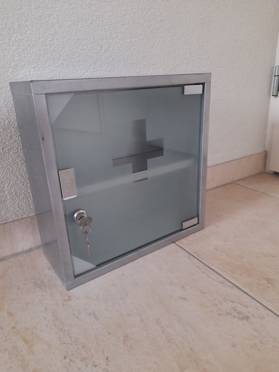 Medicijnkastje  30 x 30 x 12 cm (in goede staat )