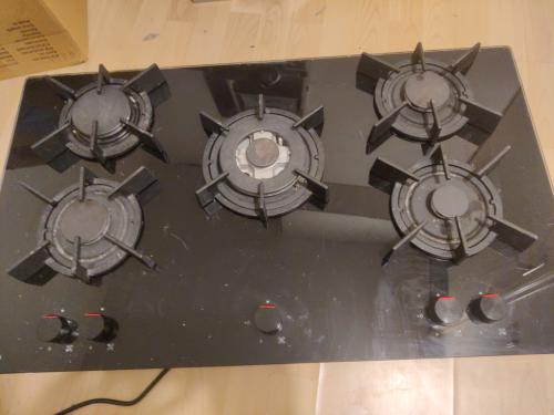 5 pits gas op glas kookplaat.