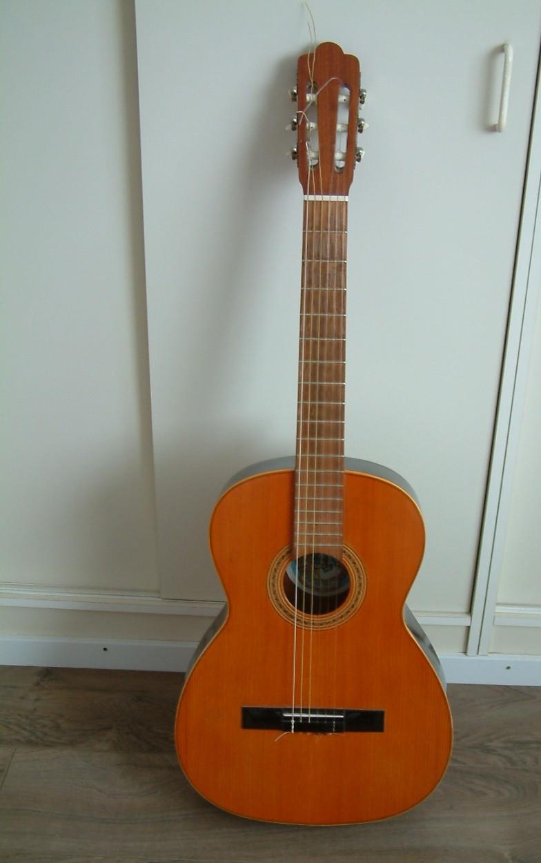 Gitaar  Spanje  goede klank  50 euro incl tas