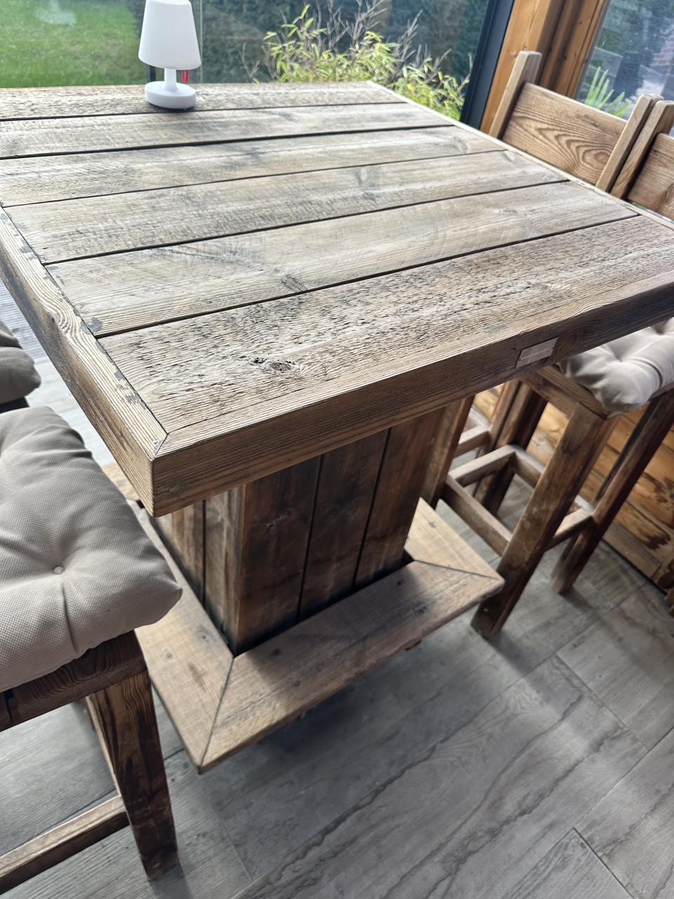 Bartafelset met 4 stoelen en 2 krukken