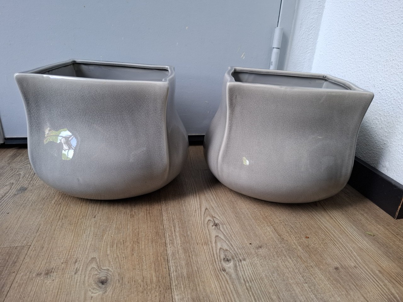 Twee grijze bloempotten