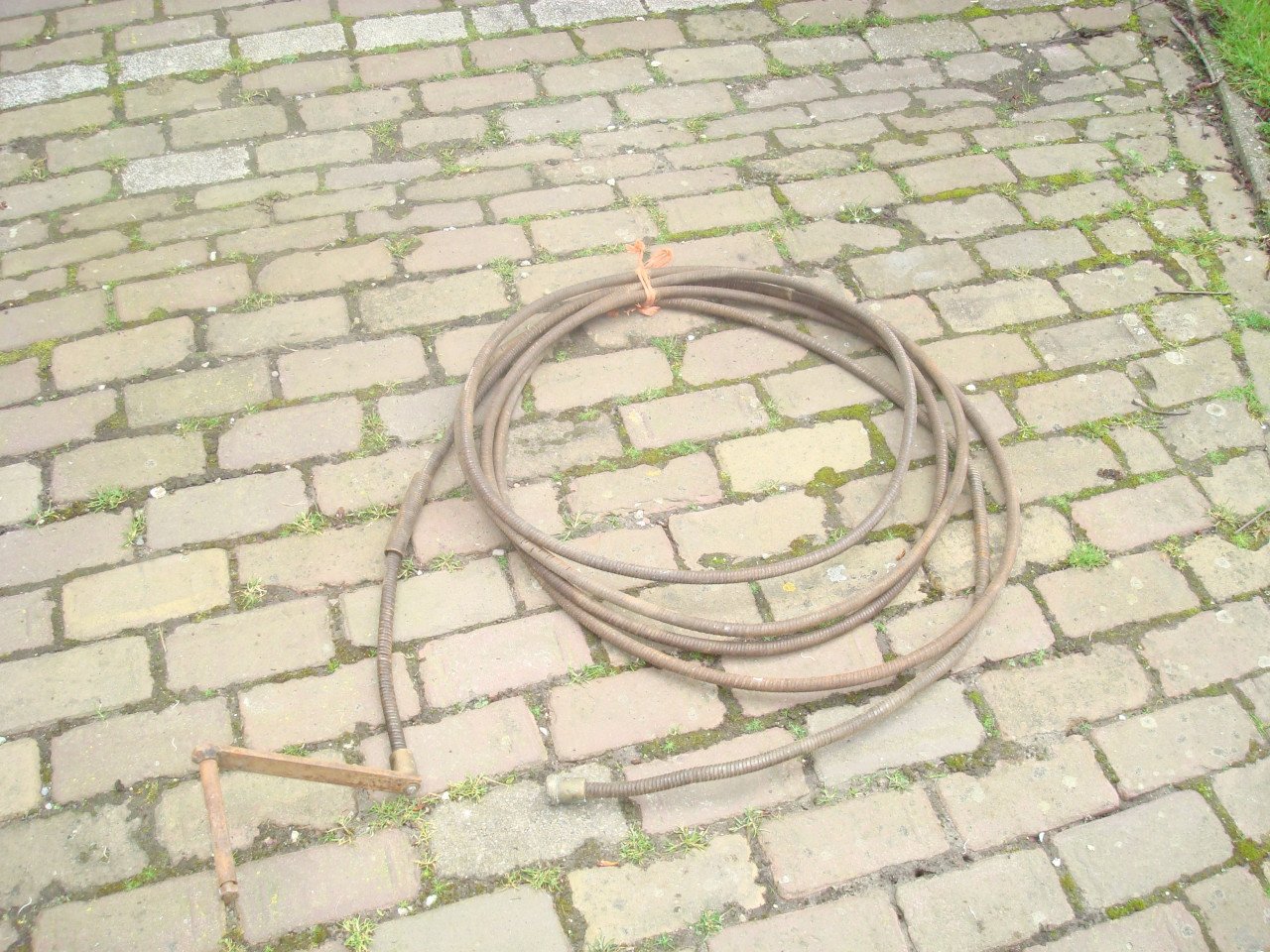 Heel oude metalen ontstopper