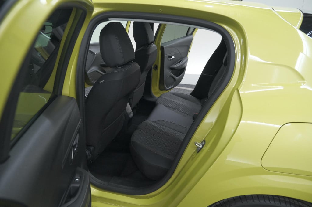 Peugeot 208 puretech 100 allure | parkeersensoren | apple carplay | climate