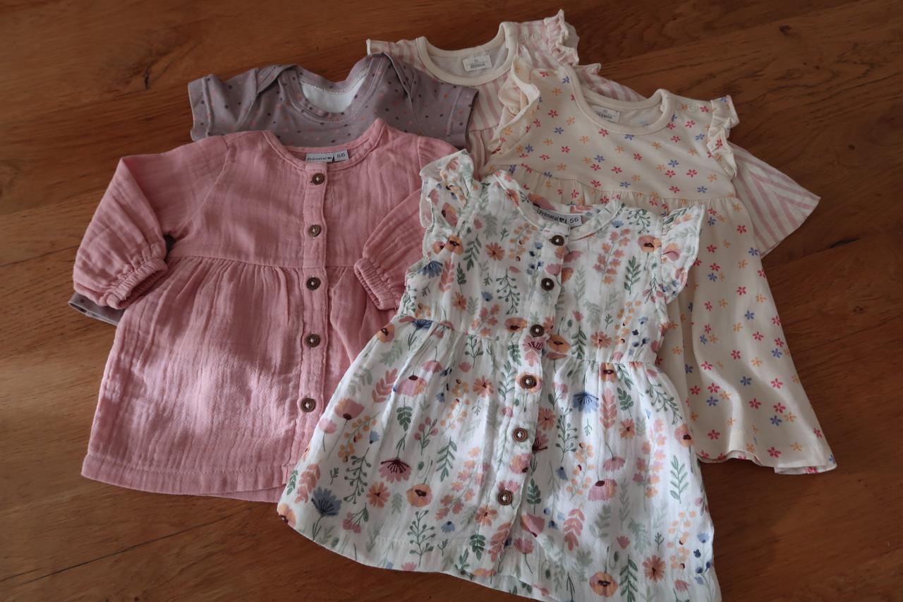 5 Jurkjes €3,00 en 5 shirtjes €3,00 met korte mouw in maatje 56. samen €5,-