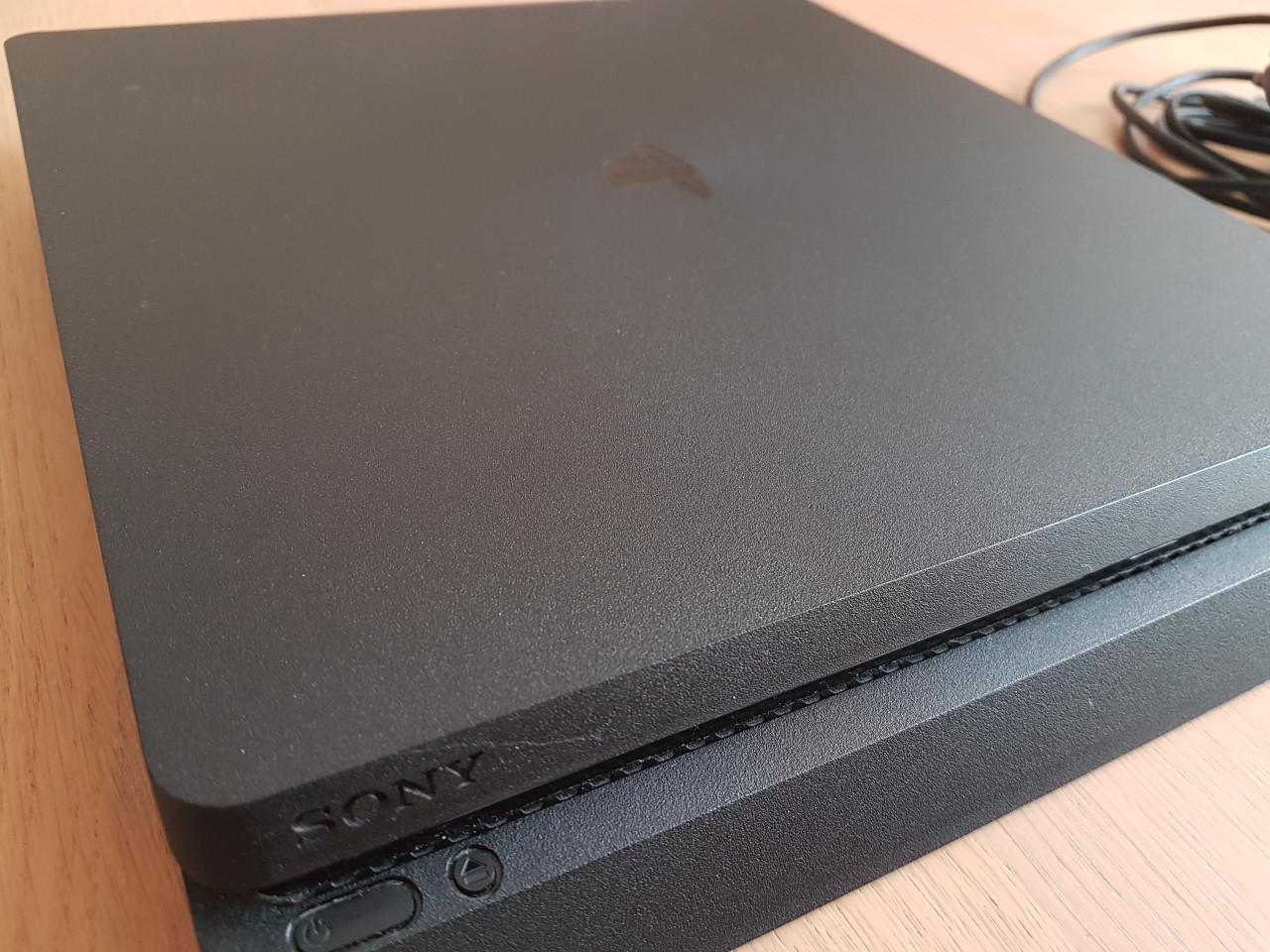 PS4 Slim 1TB FW 11.50 + Dual Shock 4 + 2 Spellen