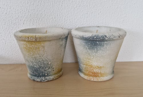 2 rustieke aardewerk potjes met kaars, 9 cm hoog