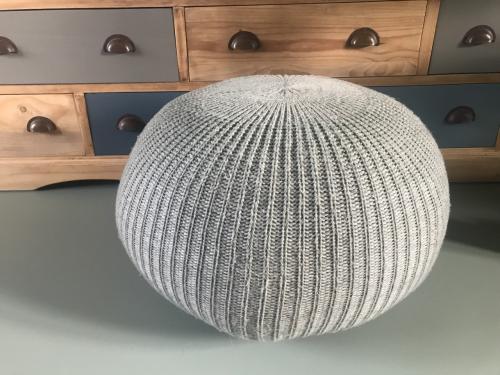 Poef met gebreide afneembare hoes