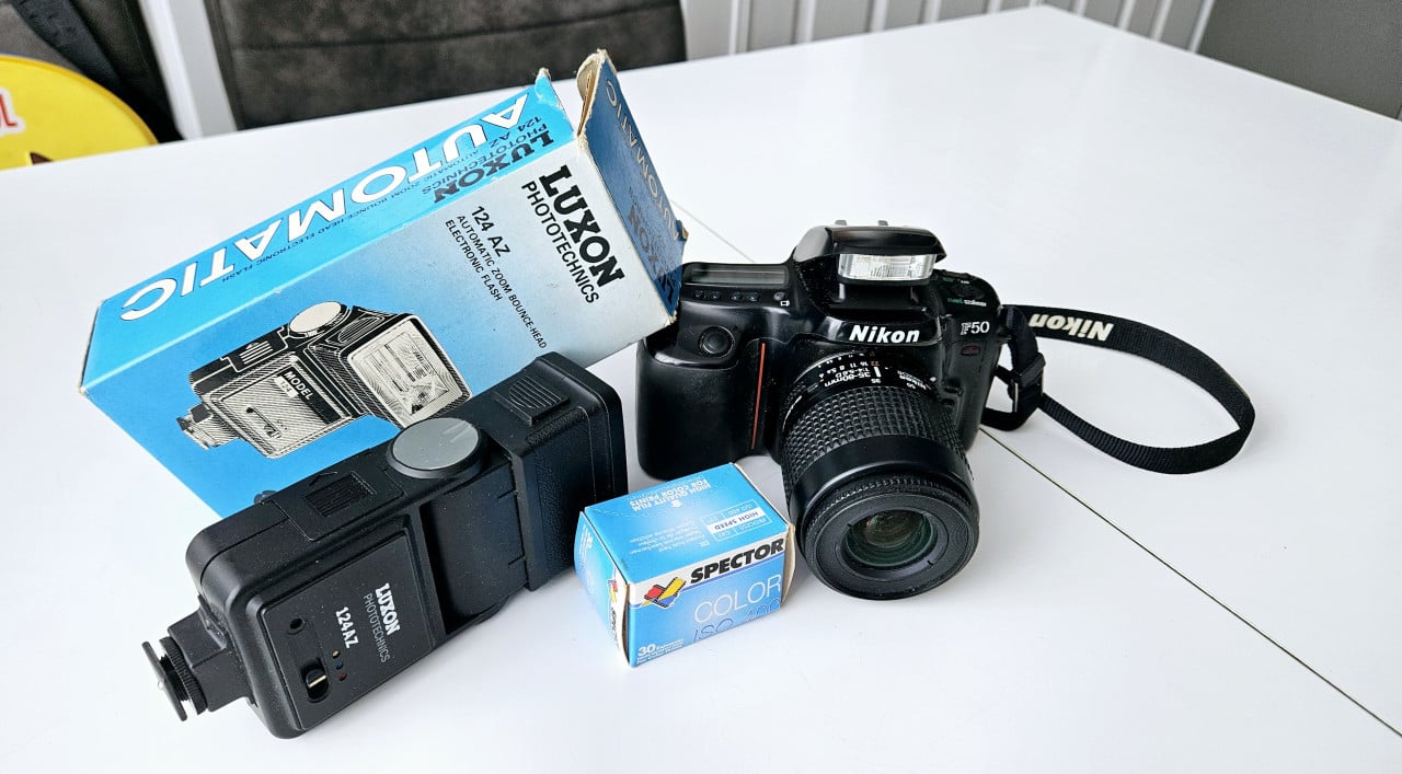 Nikon F50 analoge camera met lens + flitser + filmrolletje