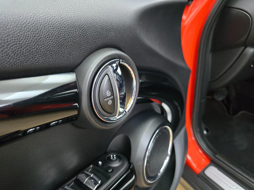 Mini Cooper mini occasion 2.0 automaat | 5 deurs en maar 1 van in nl | twee