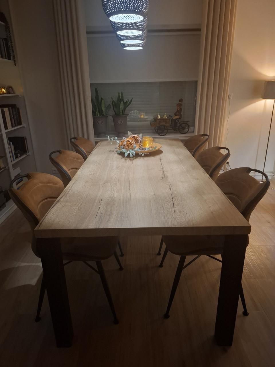 Prachtige eetkamertafel en 6 stoelen