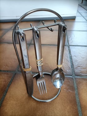 Bestek op houder. 6 messen, 6 vorken, 5 lepels. Voor € 2,- op te halen