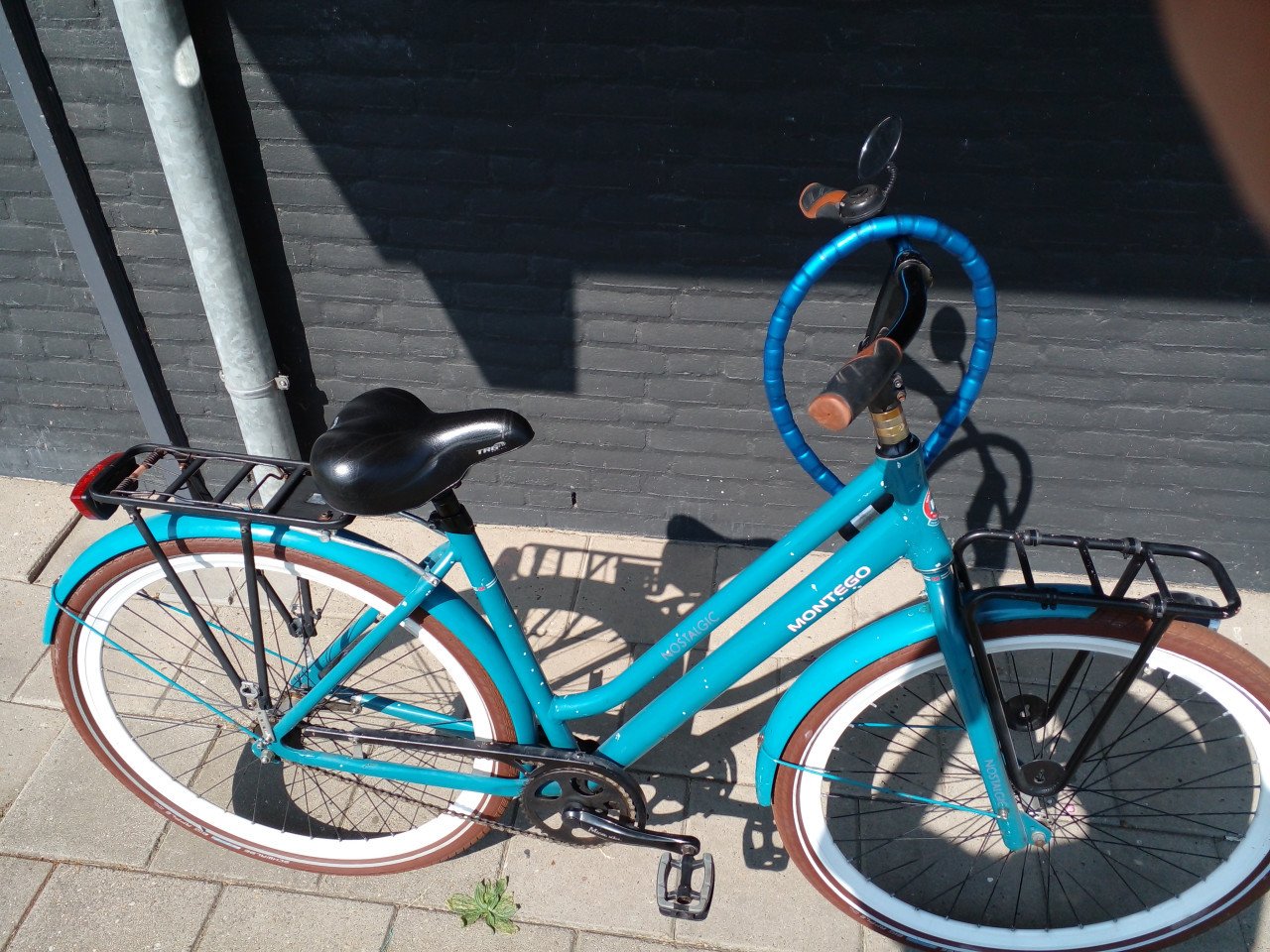 Damestransportfiets met terugtraprem en goede extra dikke banden.