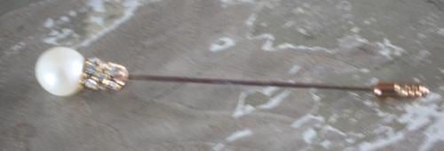 Hoeden speld met pareltje en steentjes