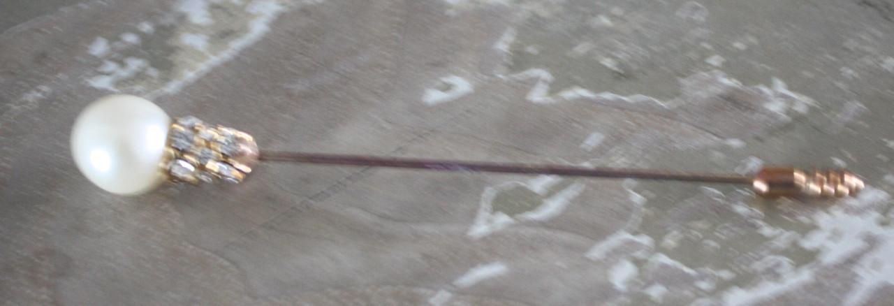 Hoeden speld met pareltje en steentjes