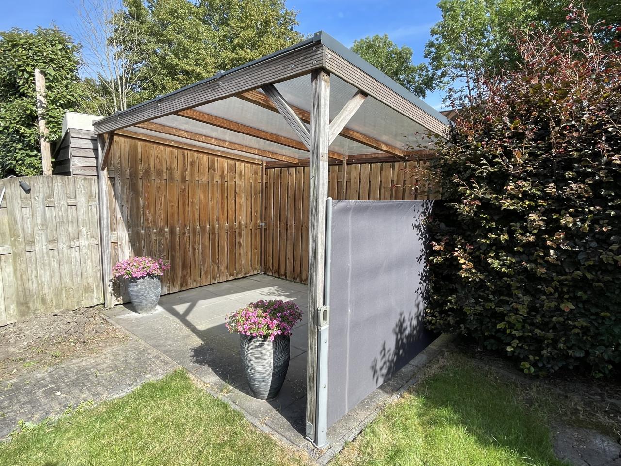 Vrijstaande overkapping (hout met aluminium/polycarbonaat dak)
