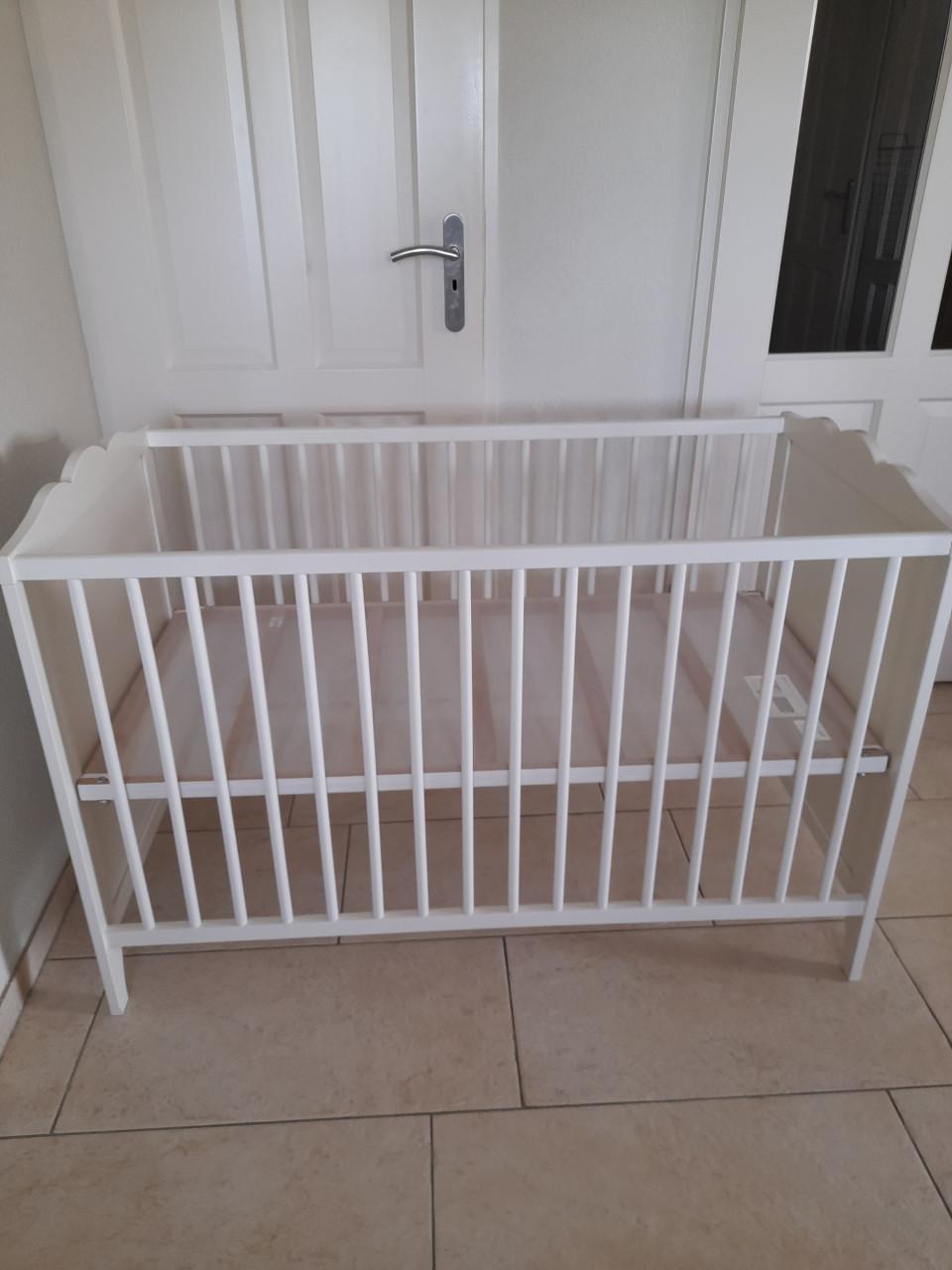 Wit Ledikantje ( in goede nette staat ) in hoogte verstelbaar!