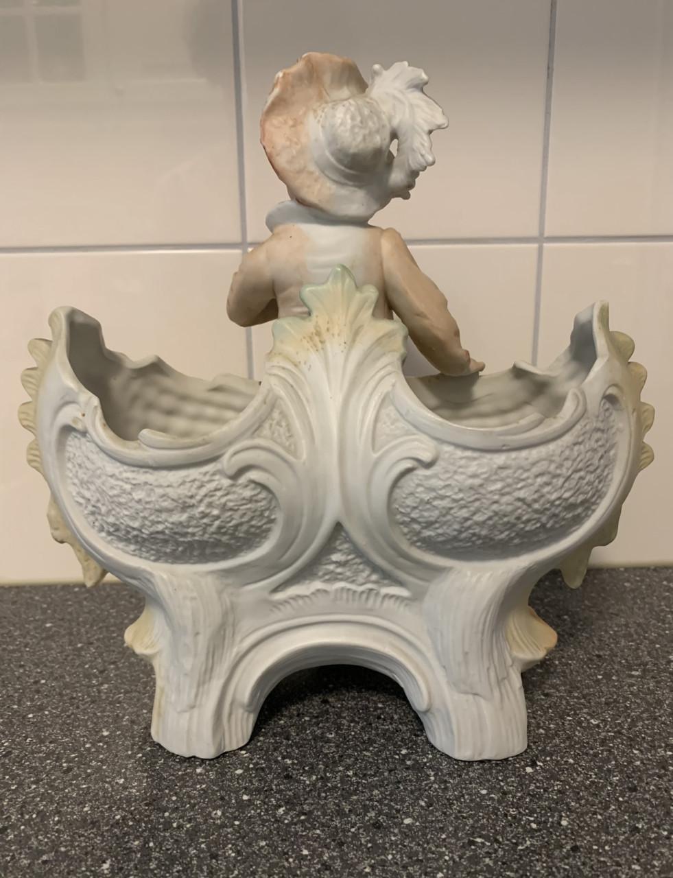 PLANTENBAKJE MET VICTORIAANSE JONGEN, GEMERKT