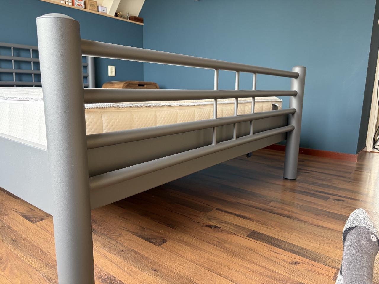 Compleet industrieel bed met nachtkastjes en auping matras