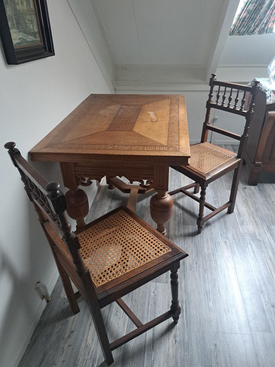 Antiek tafeltje met 2 stoelen