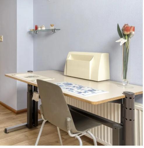 Bureau buro ruim en handig verstelbaar voor de naaimachine of knutselen