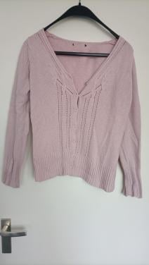 Vestje, heel licht roze van kleur. Knoopjes zijn doorzichtig in diamantvorm