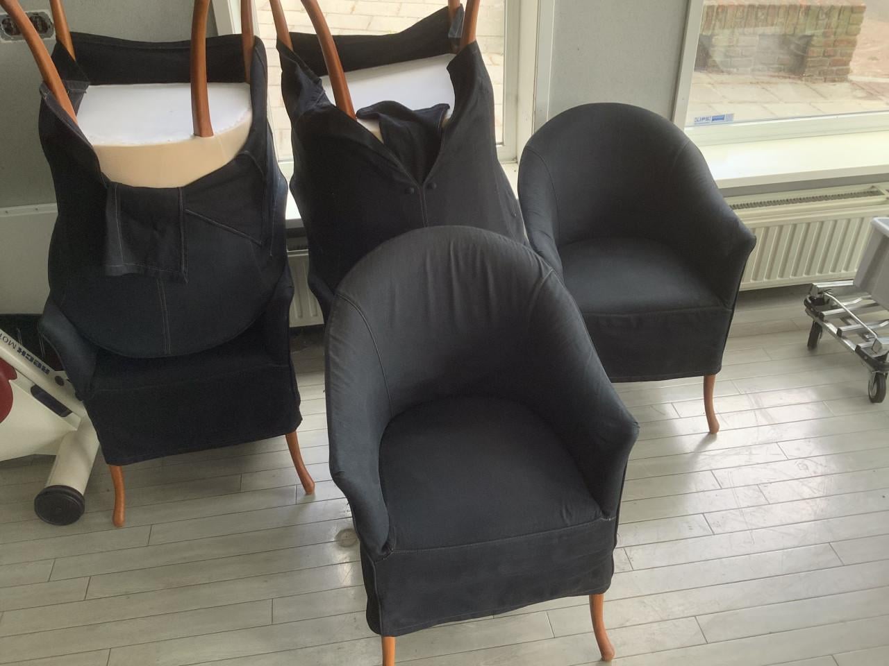 Set van 6 Eetkamerstoelen., fauteuils. Met stoffen overtrek, zwart.
