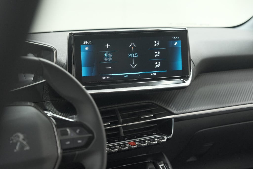 Peugeot 208 puretech 100 eat8 allure pack | camera | apple carplay | parkee
