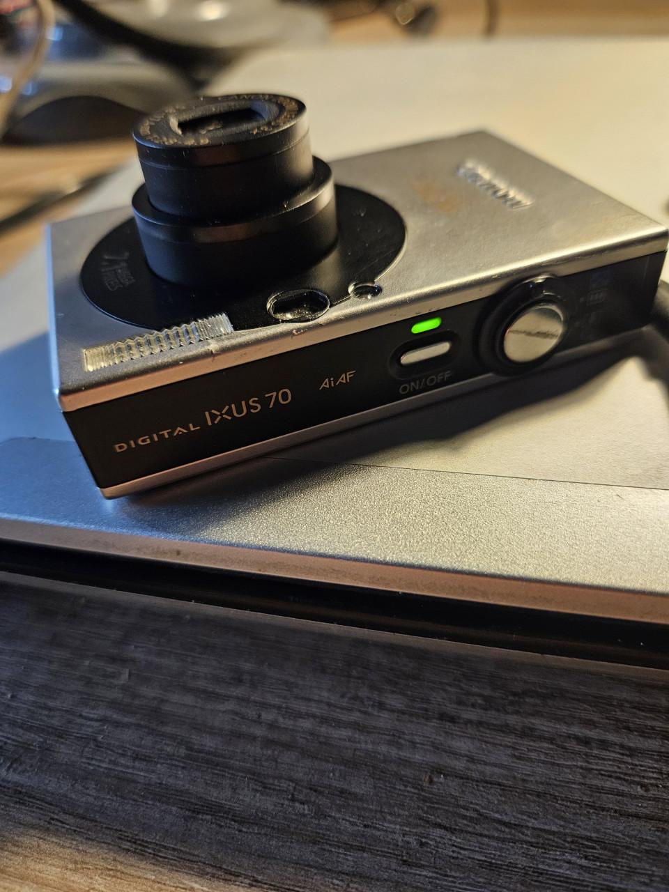 Goed werkende digitale Canon Ixus 70 camera incl oplader..