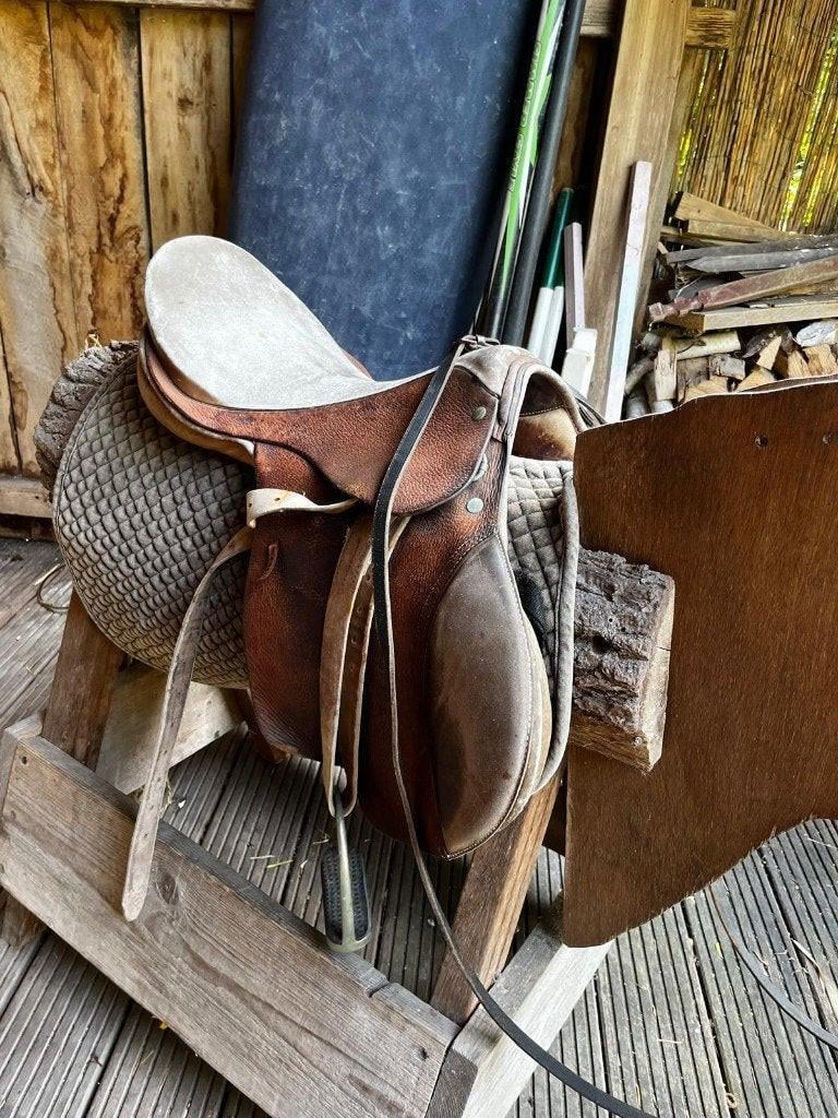 Houten speelpaard met echt zadel en hoofdstel – uniek!