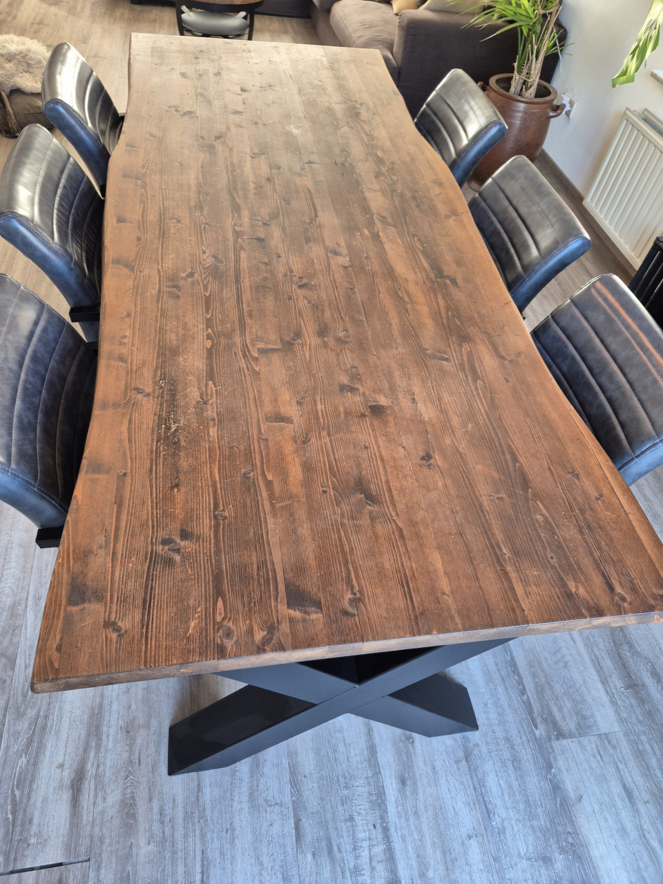 Houten tafel met stalen x poten