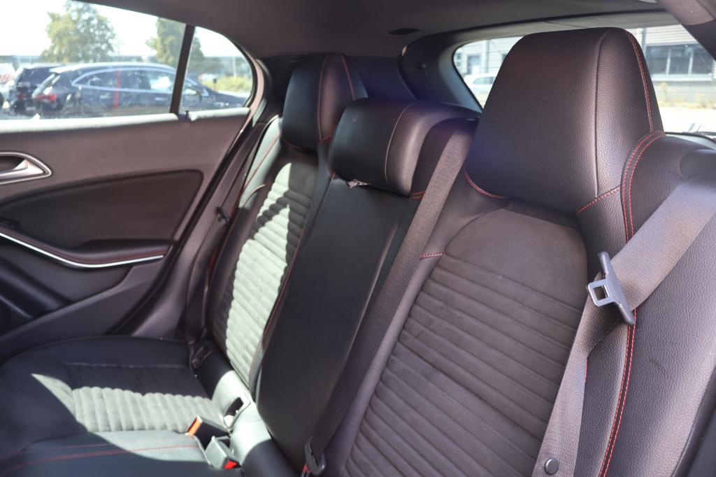 Mercedes-Benz Gla-klasse 200 ambition amg 157 pk i automaat i stoelverwarmi