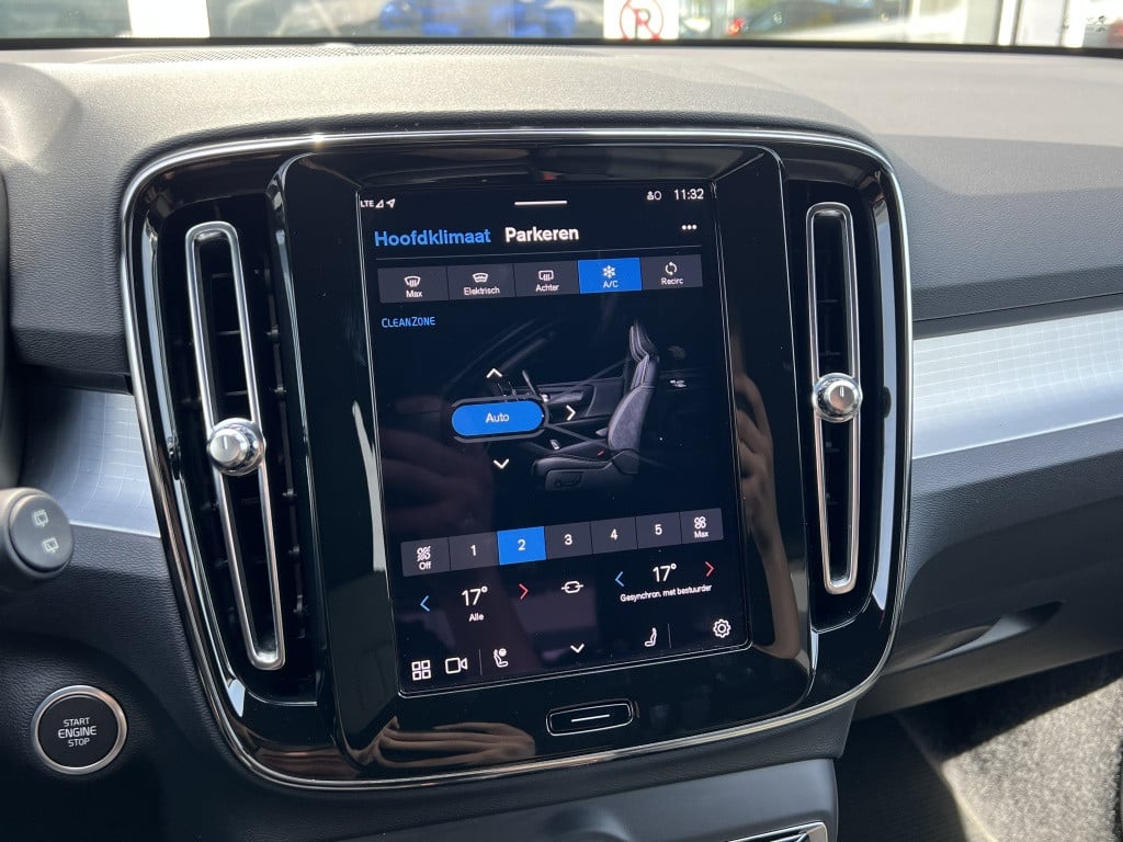 Volvo XC40 b4 197pk plus dark| adap.cruise| trekhaak|camera| googlemaps| el