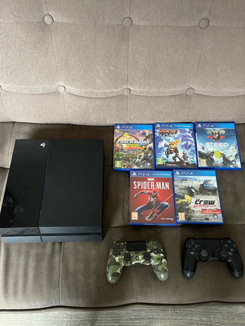 Playstation 4 2 controllers en 5 games