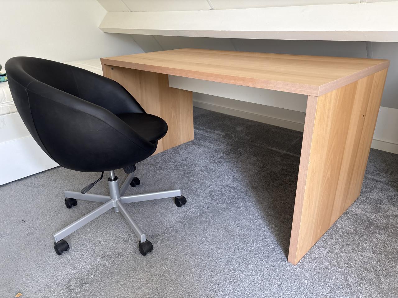 IKEA Bureau met bureaustoel