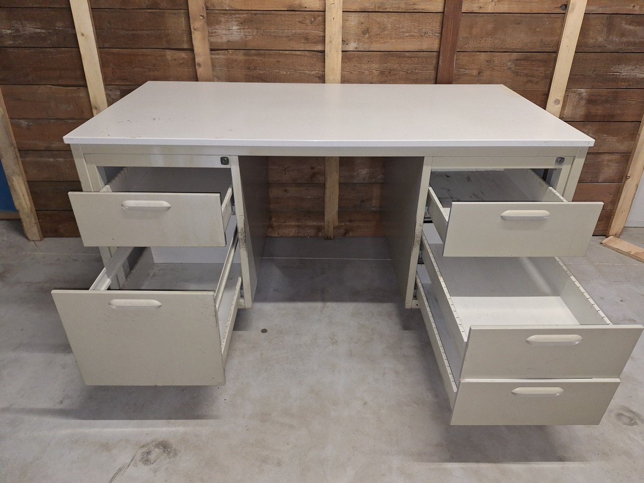 Degelijk Bureau – Ideaal als Werkbank of Hobbytafel!