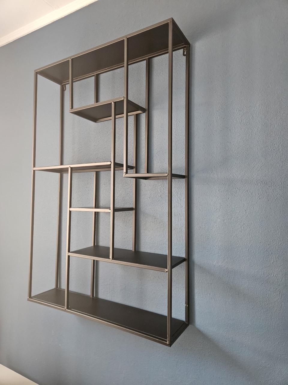 Een zwart metalen wandrek